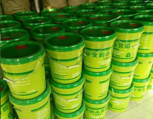 食品級(jí)膩?zhàn)诱迟N劑能在墻面形成許多細(xì)微蜂窩結(jié)構(gòu)，甲醛吸附率60%以上，降低噪音25%以上。
